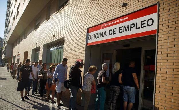 A queue outside a job centre in Madrid. /R.C.