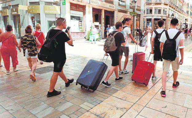 A group of tourists walk through Malaga city centre. /SALVADOR SALAS