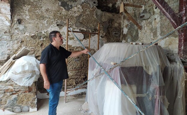 Mayor Antonio Campos visits the mill works. /SUR