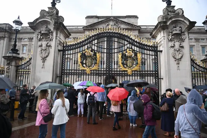 Crowds gather outside the gates of Buckingham Palace./EFE