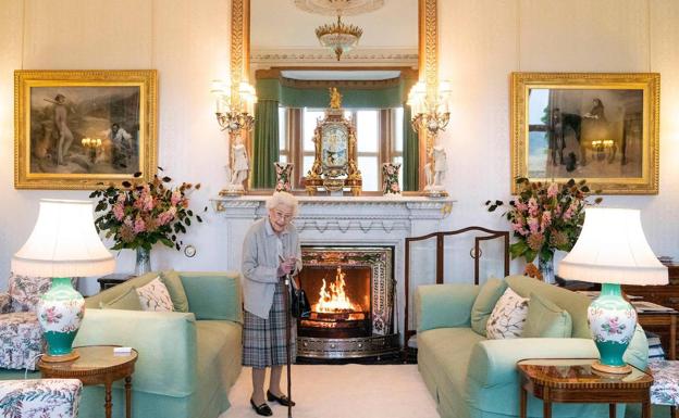 Senior members of the Royal Family rush to be at the side of Queen Elizabeth II in Scotland