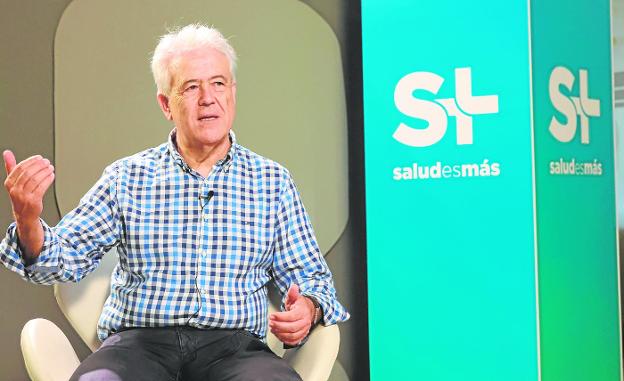 Emilio Alba points out that between 85 and 90 per cent of breast cancer cases are cured. / SALVADOR SALAS