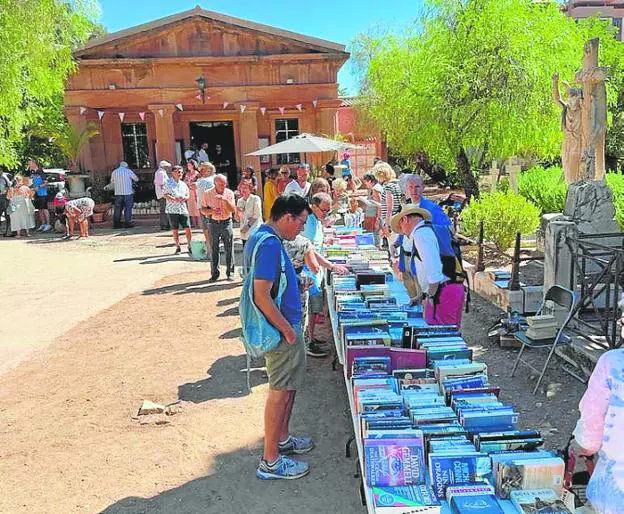 The book fair offered a wide selection of secondhand books. / SUR