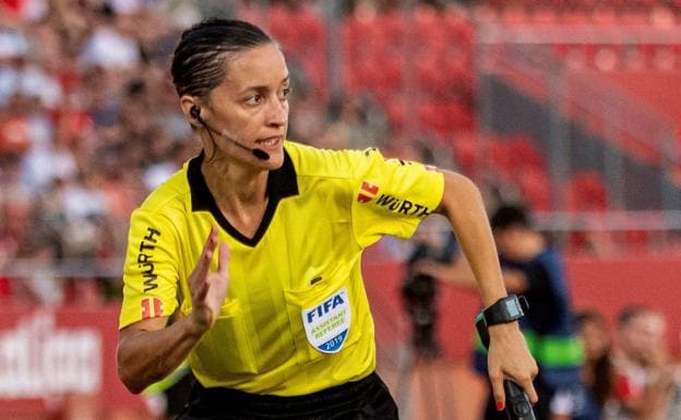 Assistant ref makes her debut in the Champions League
