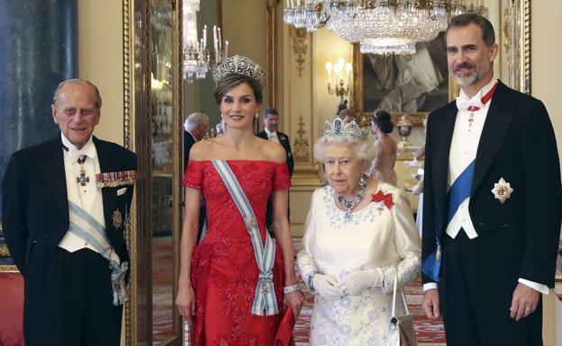 File image of the King and Queen of Spain, with Queen Elizabeth II and Prince Philip./SUR