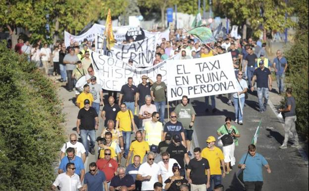 Violent protests as taxi drivers are angered by plans to regulate the ride-hailing sector in Andalucía