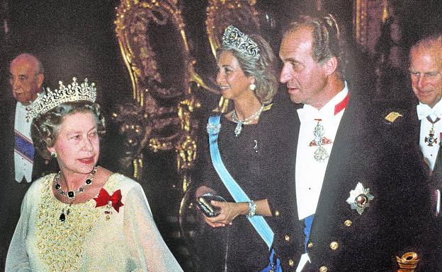 Queen Elizabeth II in Madrid, in October 1988, with King Juan Carlos and Queen Sofía. 