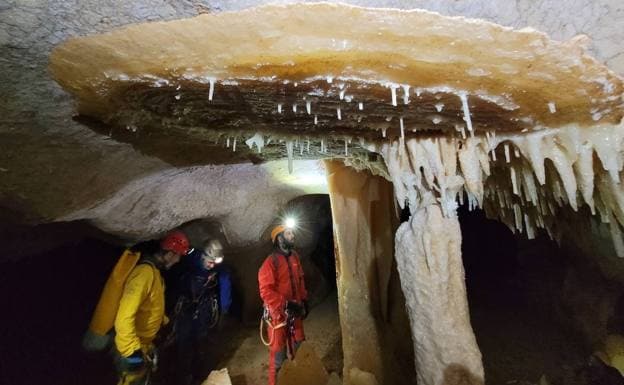 Members of the Spanish Speleology Association during an investigation /SUR