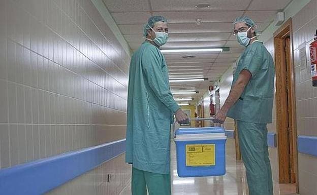El personal de un hospital de Granada lleva un órgano donado para trasplante. 