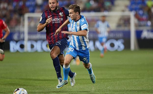 Aleix Febas runs with the ball during a Malaga counterattack. 