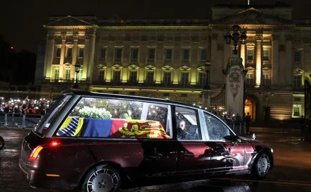 El ataúd de la reina Isabel II llegó al Palacio de Buckingham el martes por la noche.