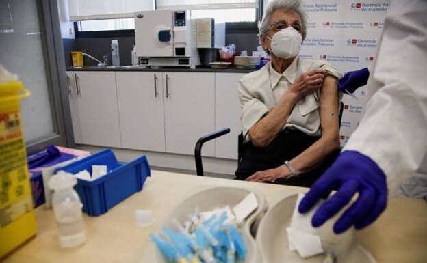 The first flu jabs will be given at the same time as the fourth Covid vaccine. /sur