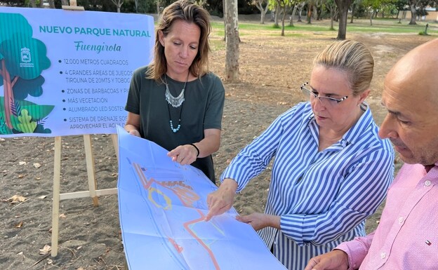 Mayor Ana Mula (C) views the plans of the proposed new leisure area. /SUR