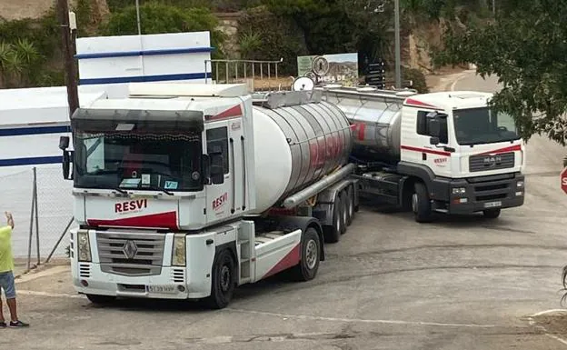 Two of the lorries supplying water to Comares every day/ E.c.