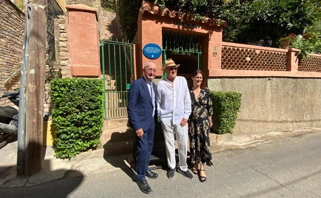 De la Torre, Jorge Benthem and Noelia Losada, in front of the former hotel, where celebrated writer Mercedes Formica stayed. /P. R. q.