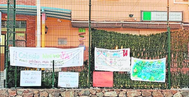 Protest banners at the Benahavís school. / SUR