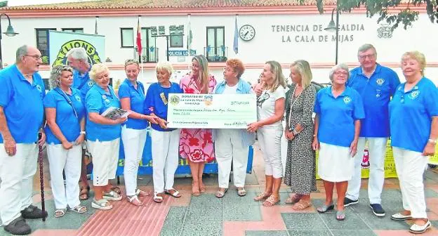 Mijas Lions Club members presenting the cheque. 