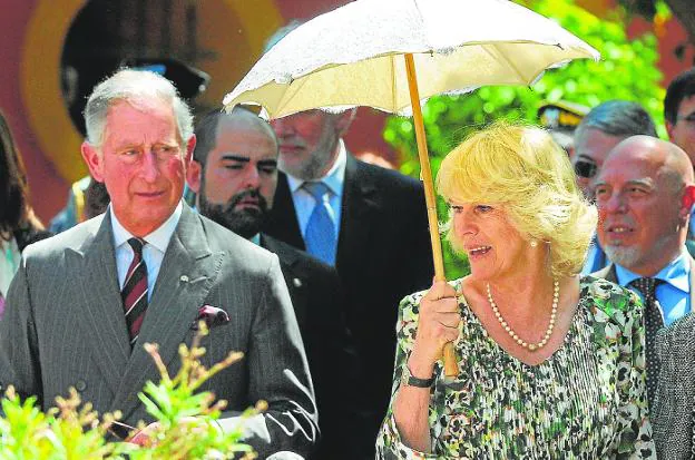 The then Prince of Wales and Duchess of Cornwall in Seville in 2011 to promote British trade. / AFP