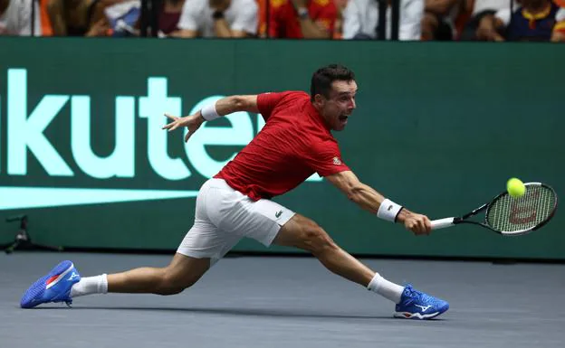 Roberto Bautista en acción durante el partido de individuales de España en la Copa Davis. 