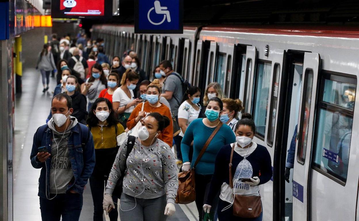 Masks will remain compulsory on public transport in Spain until experts decide otherwise, Health Minister says