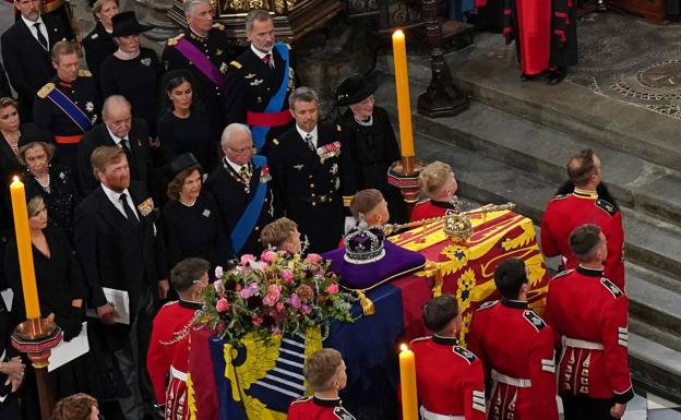 Los cuatro miembros de la realeza española en la segunda fila observan cómo pasan el ataúd de la reina Isabel.