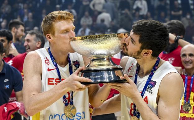 El malagueño y jugador del Unicaja Alberto Díaz (izquierda) besa el trofeo del EuroBasket 2022. 