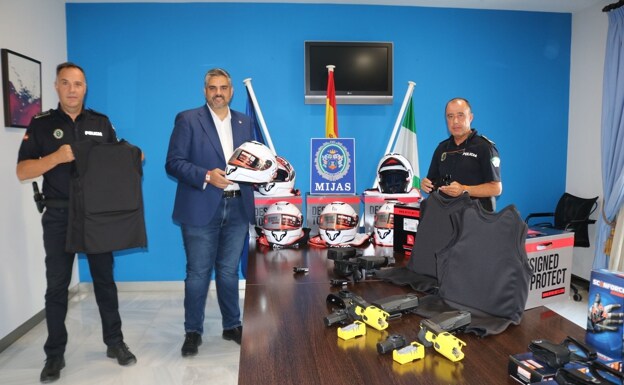 Juan Manuel Rosas and Josele González with the new police equipment. /sur