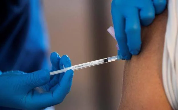 Andalucía |  La Junta pone fecha a la cuarta vacuna contra la Covid-19 para mayores de 80 años y al inicio de la vacunación antigripal en Andalucía