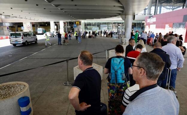 The huge queue for taxis at Malaga Airport. /MIGUE FERNÁNDEZ
