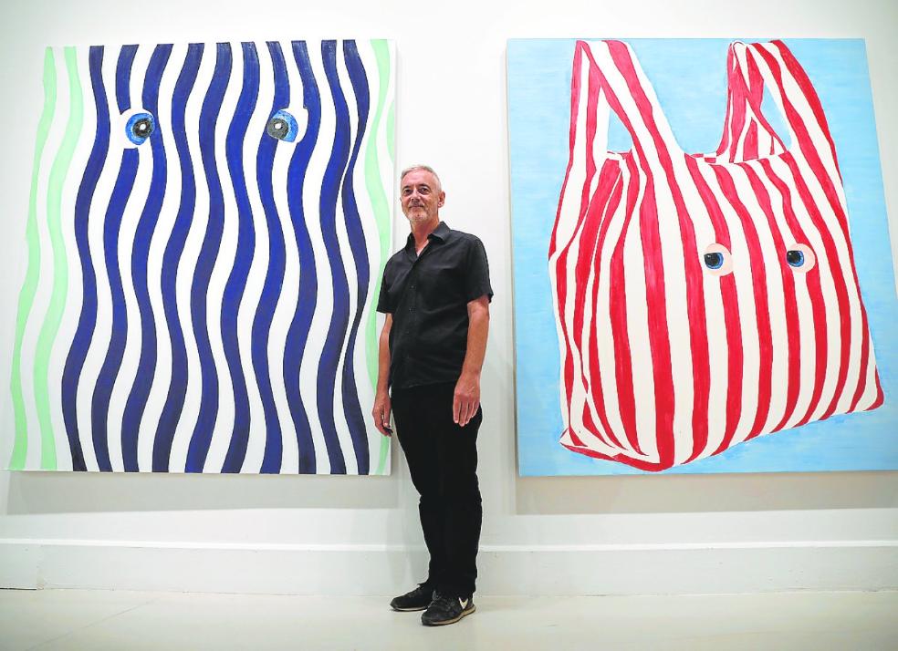 James Rielly in front of two of his works at the Contemporary Art Centre./ MIGUE FERNÁNDEZ