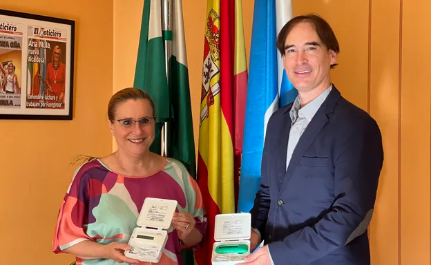 The mayor of Fuengirola and president of the veterinary college with the new microchip devices. /SUr