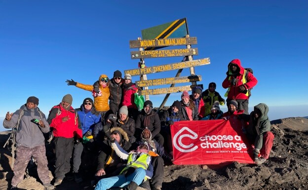 Laura (7R) and her companions reach the summit of Africa’s highest mountain. /SUR