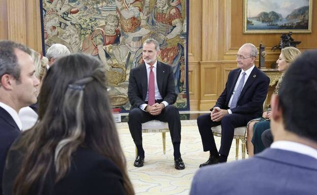 The mayor of Malaga, Francisco de la Torre, next to the king at Monday's meeting in Madrid. 