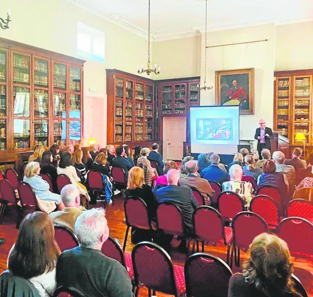 La Sociedad de las Artes de Gibraltar se reúne en la Biblioteca Garrison. 