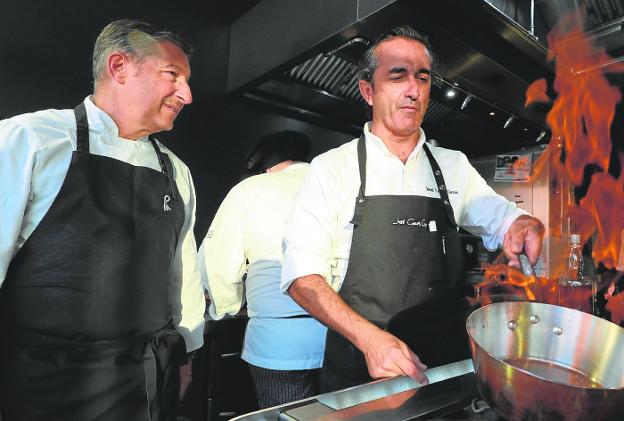 Joan Roca and José Carlos García cooking together. / SALVADOR SALAS