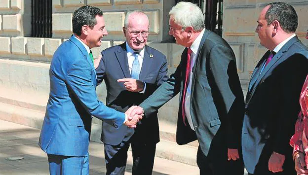 The Malaga mayor introduces Alain Berger to the Andalusian president. / SUR