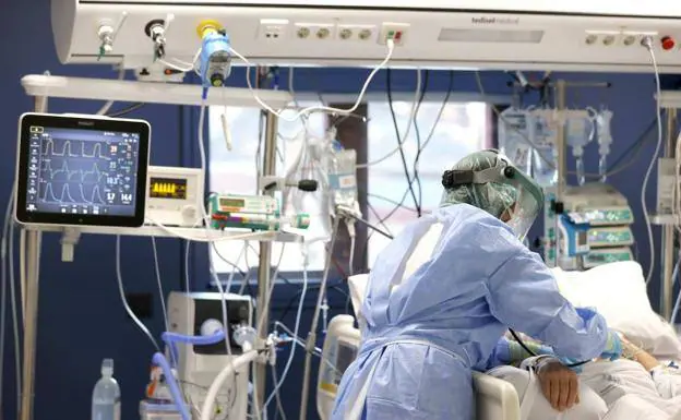 A nurse cares for a Covid patient in the ICU of a Spanish hospital. /efe