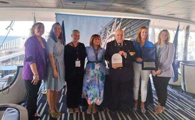 The traditional exchange of plaques on MSC Meraviglia's first visit to Malaga Port. /sur