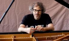 British-Spanish pianist James Rhodes rewards a woman in Seville for her honesty after she hands in a lost pension payment