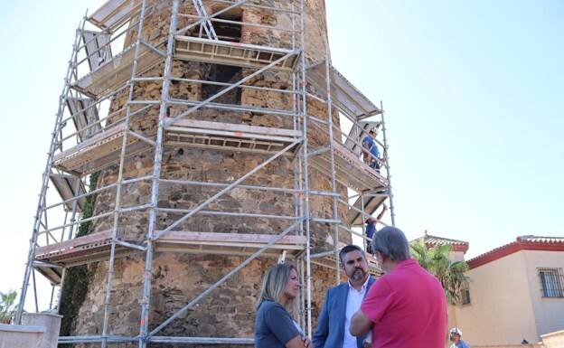 The mayor (C) visits the site of one of the historical towers. /SUR
