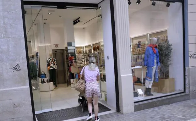 Most shops in Malaga have failed to instal automatic door closing systems to save energy, as required by the Spanish government
