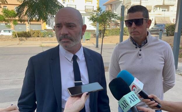 Sergio Ruiz (right) with his lawyer Juan José Moreno outside the court in Vélez-Málaga last Friday /E. cabezas