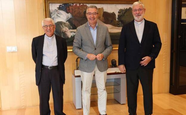 Francisco Salado gave the dean, José Ferrary, and canon Antonio Aguilera the good news at a meeting. 