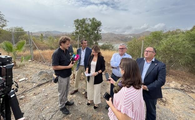 Delegates from the Junta, mayors and water company officials during La Viñuela visit. /E. Cabezas