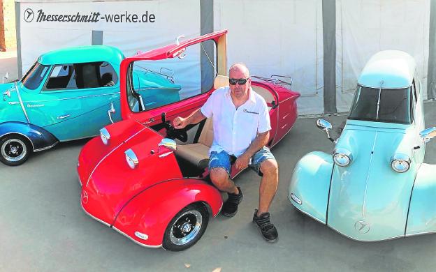 Engineer Joachim Aldfinger with various vehicles in his workshop. / E. CABEZAS