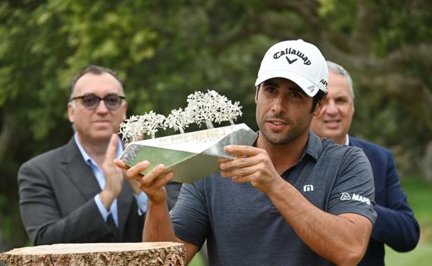 Otaegui with his trophy after winning at Valderrama. /SUR