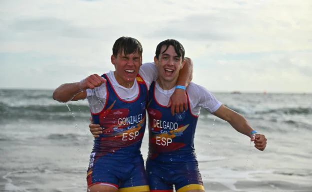 Ricardo González and Marcos Delgado celebrate their victory. /SUR