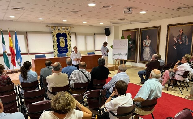 Town hall meets with local residents in Fuengirola. /SUR