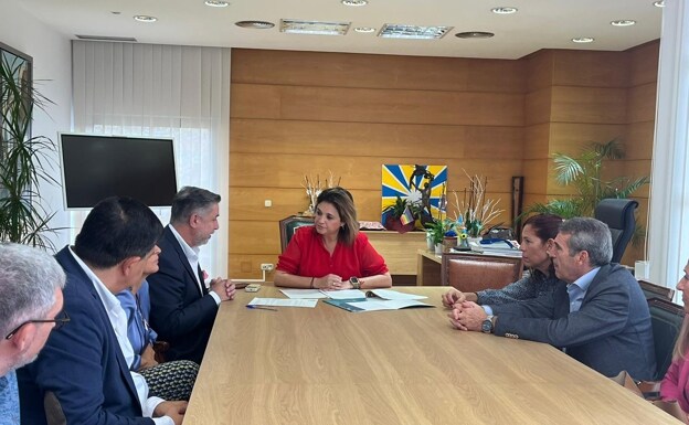 Mayor of Torremolinos Margarita del Cid signs agreement with the AECC. 