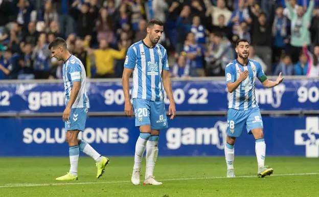 Dejected Malaga players during their game against Real Oviedo. /AGENCIA LOF
